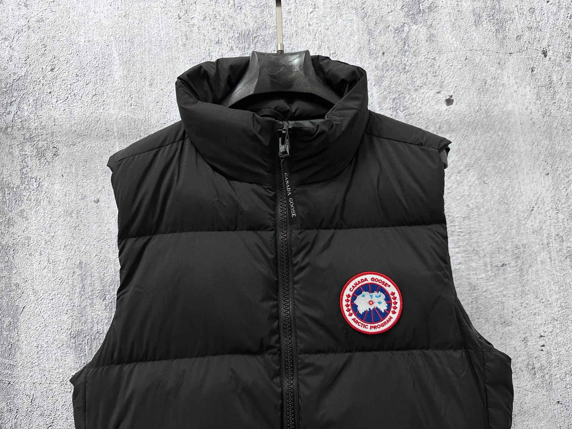 P560 【CANADA GOOSE】Lawrence Men's Down Vest The Lawrence down vest features a durable shell and quilted body, making it a must-have item for all seasons. It's made from sustainable Enduraluxe fabric, which has a durable soft touch. The Lawrence features a thoughtfully designed down-filled collar to block strong winds, a two-way zipper and a longer rear hem. Size: XS-XXL